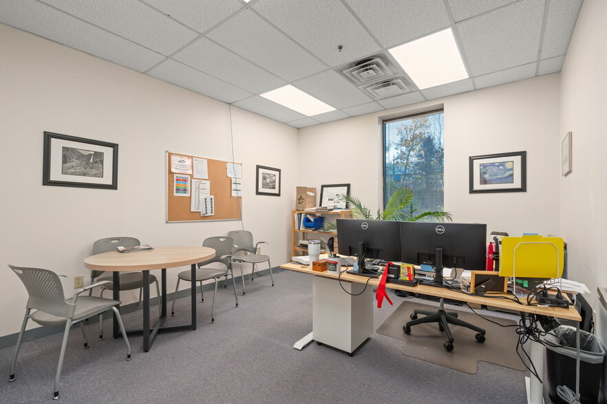 More Photos Of 10 Manor Pky, Salem Research And Development For Sale