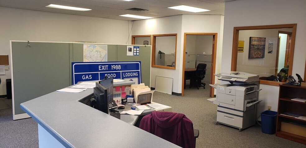 More Photos Of 4916-4920 Triangle St, McFarland Showroom For Lease
