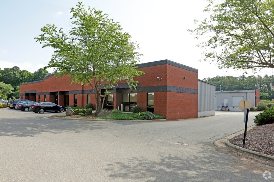 More Photos Of 5995-6005 Chapel Hill Rd, Raleigh Showroom For Lease