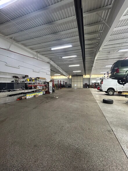 More Photos Of 5200 Cleveland St, Merrillville Truck Terminal For Lease
