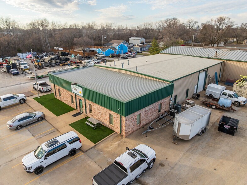 Primary Photo Of 1621 Se Summit St, Lee's Summit Light Distribution For Lease