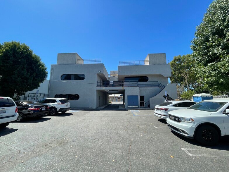 More Photos Of 5445 Del Amo Blvd, Lakewood Office For Lease