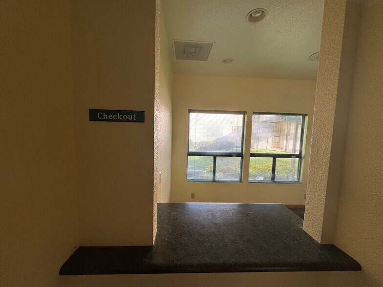 More Photos Of 31975-31985 Lodge Rd, Auberry Medical For Lease