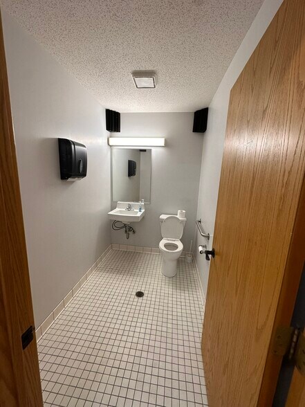 More Photos Of 127 S Knowles Ave, New Richmond Office For Lease