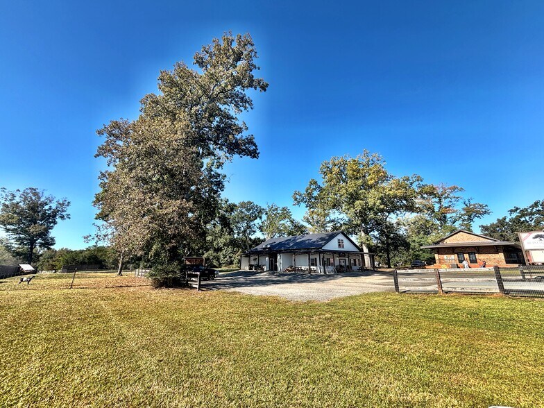 More Photos Of 5959 US-41, Bolingbroke General Retail For Sale