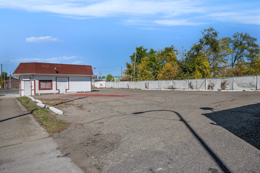 More Photos Of 8300 Livernois Ave, Detroit Storefront Retail Office For Sale