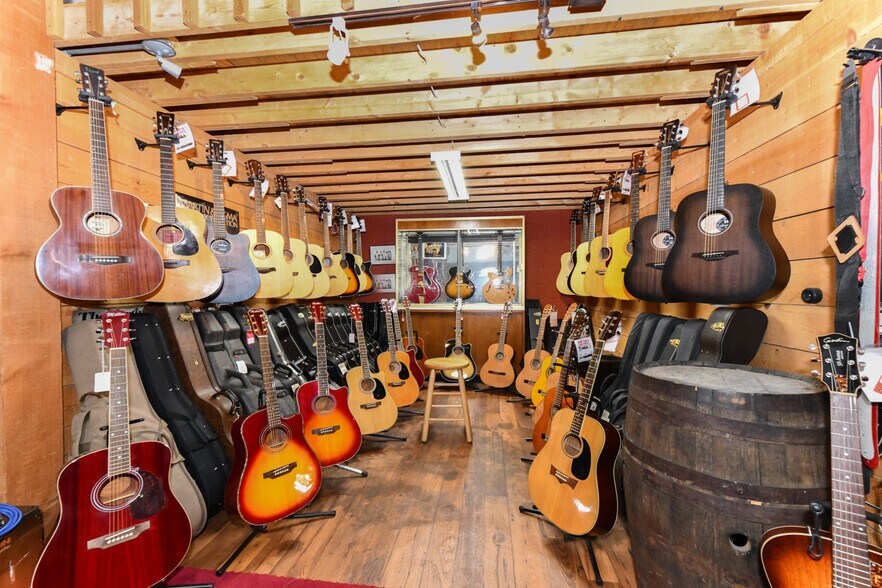 More Photos Of 920 S Chapman St, Greensboro Storefront For Sale