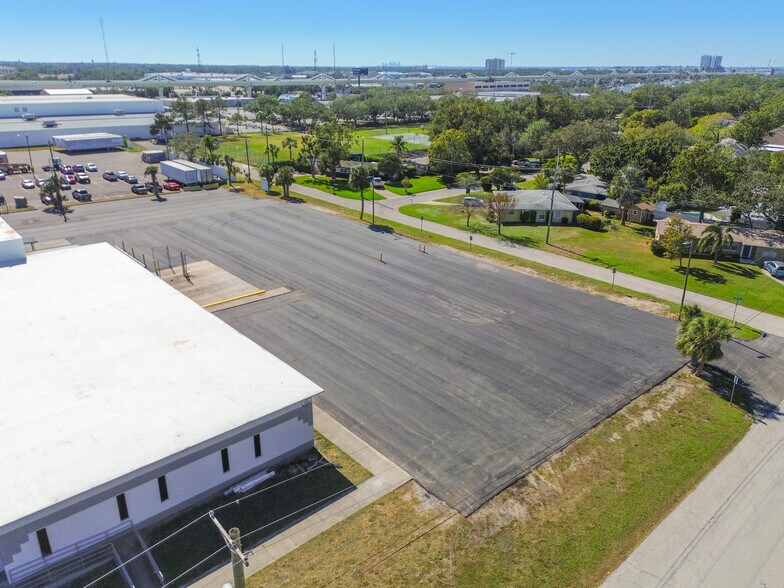 More Photos Of 3900 W Coachman Ave, Tampa Warehouse For Lease