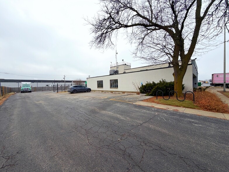 More Photos Of 1655 Greenleaf Ave, Elk Grove Village Service For Lease