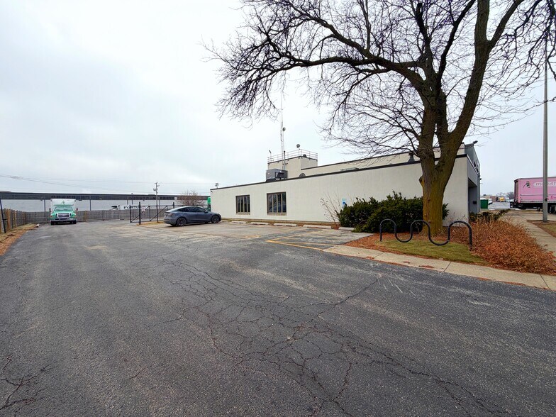 More Photos Of 1655 Greenleaf Ave, Elk Grove Village Service For Lease