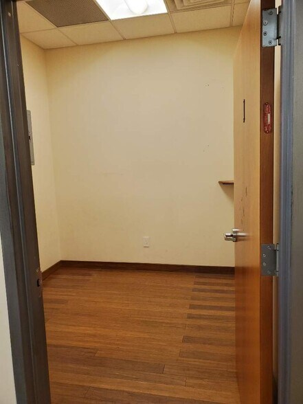 More Photos Of 41-06 Bell Blvd, Flushing Storefront Retail Office For Lease