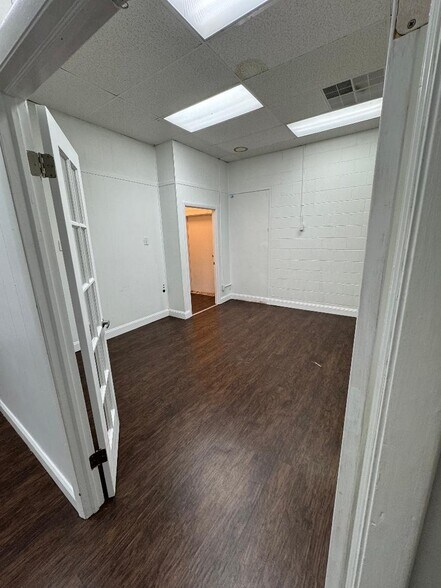 More Photos Of 5820-5830 Shakespeare Rd, Columbia Light Distribution For Lease