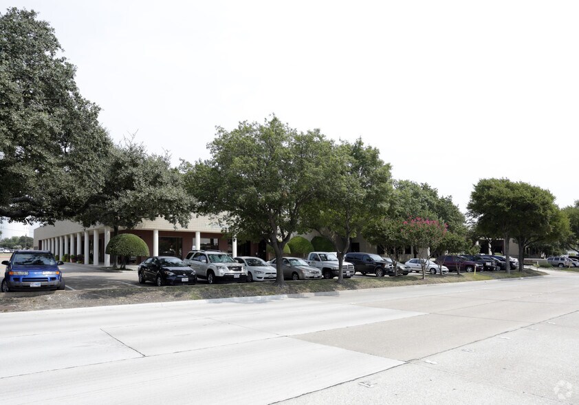 More Photos Of 1825 E Plano Pky, Plano Light Manufacturing For Lease