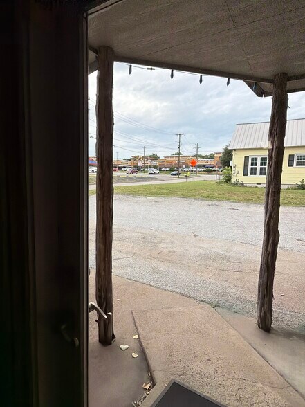 More Photos Of 201 Cottonwood St, Weatherford Freestanding For Sale