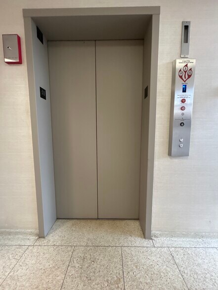 More Photos Of 5940 W Touhy Ave, Niles Medical For Lease