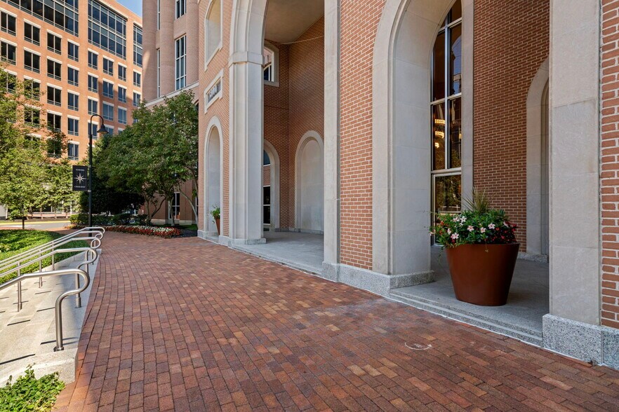 More Photos Of 8000 Towers Crescent Dr, Vienna Office For Lease