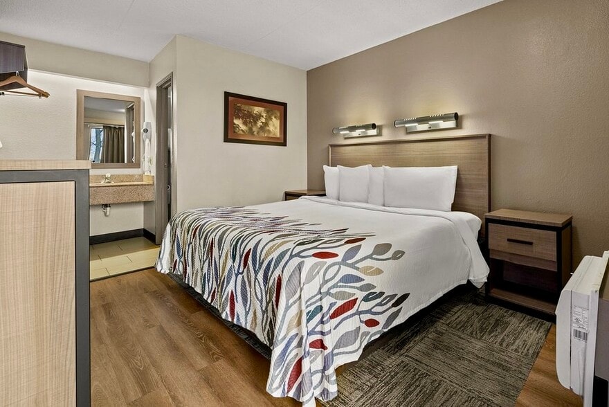 More Photos Of 32511 Concord Dr, Madison Heights Hotel For Sale