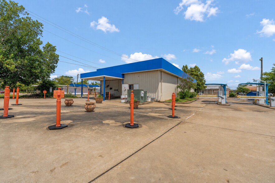 More Photos Of 1308 Windsor Pl, Alexandria Carwash For Sale