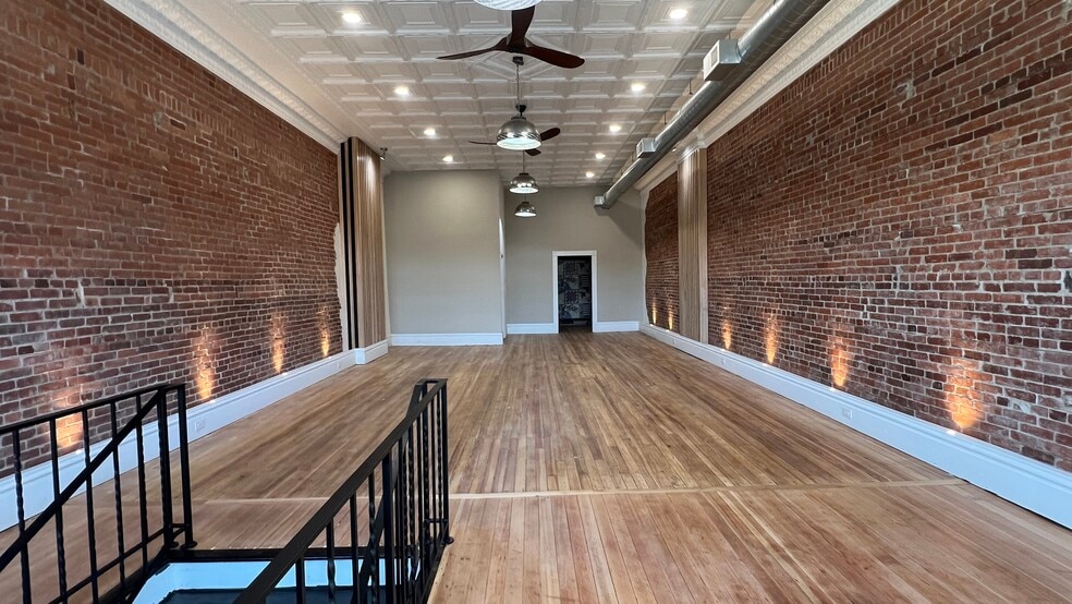 More Photos Of 114 N Market St, Ligonier Township Storefront Retail Office For Lease