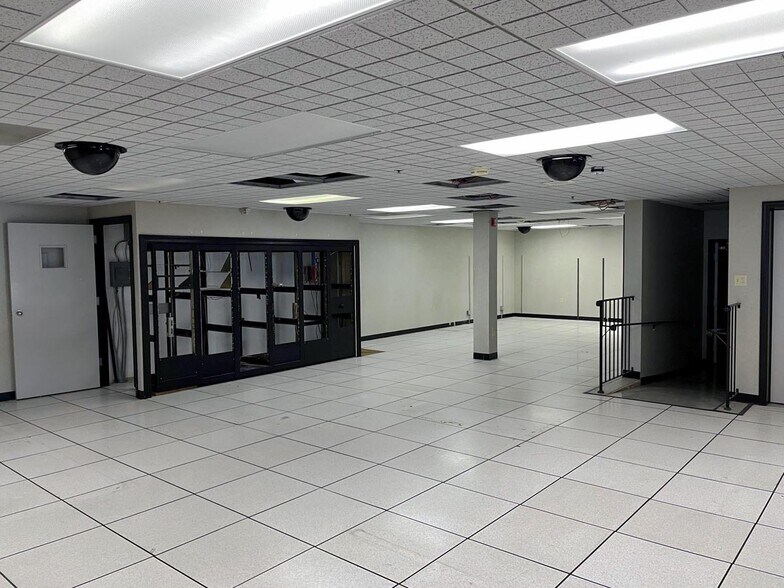 More Photos Of 3040 Industry Dr, Lancaster Flex For Sale