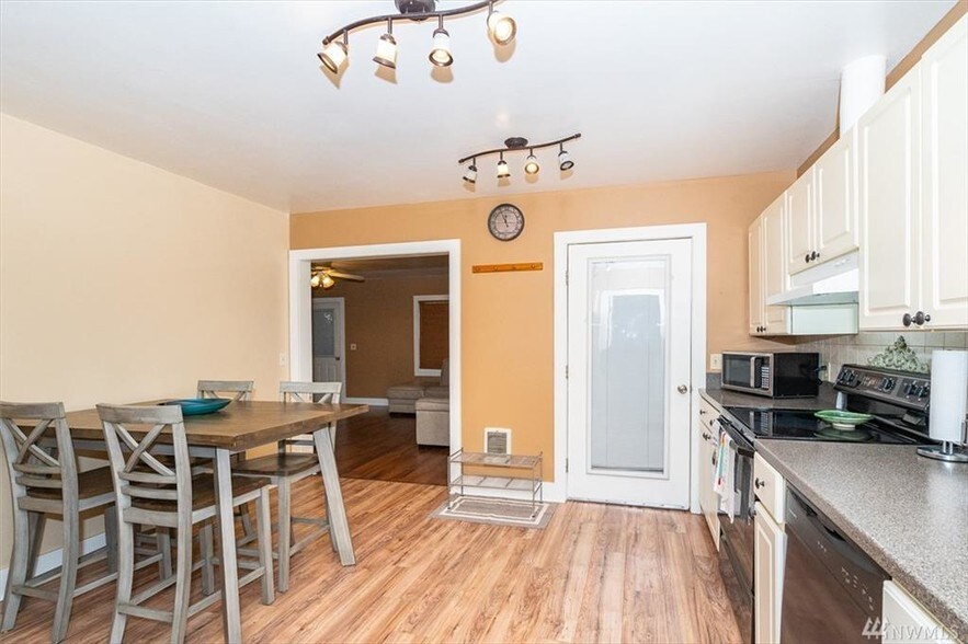 More Photos Of 2175 Jackson Hwy, Chehalis General Retail For Sale