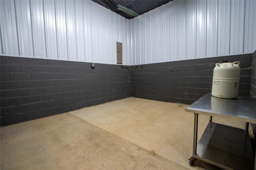 More Photos Of 7206 S FM 51, Boyd Veterinarian Kennel For Sale