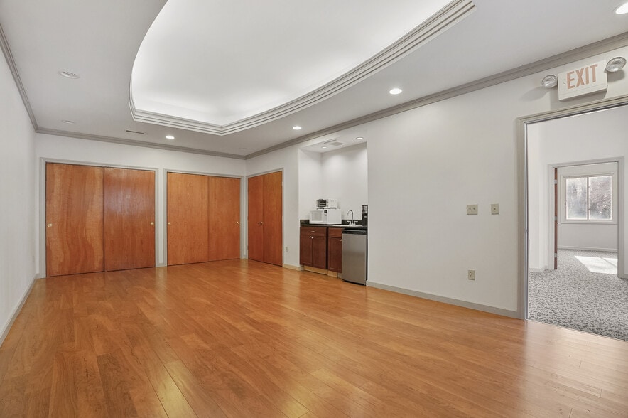 More Photos Of 908 E Waterloo Rd, Akron Medical For Lease