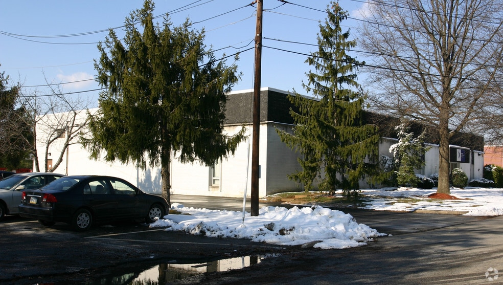 More Photos Of 6 S Gold Dr, Hamilton Flex For Sale