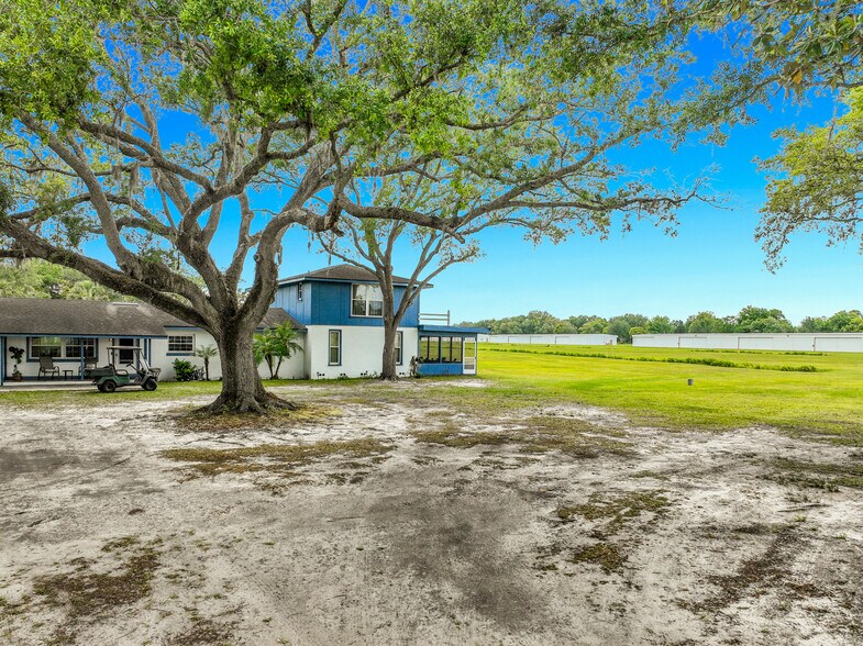More Photos Of 7001 W Jones Ave, Mount Dora Airplane Hangar For Sale