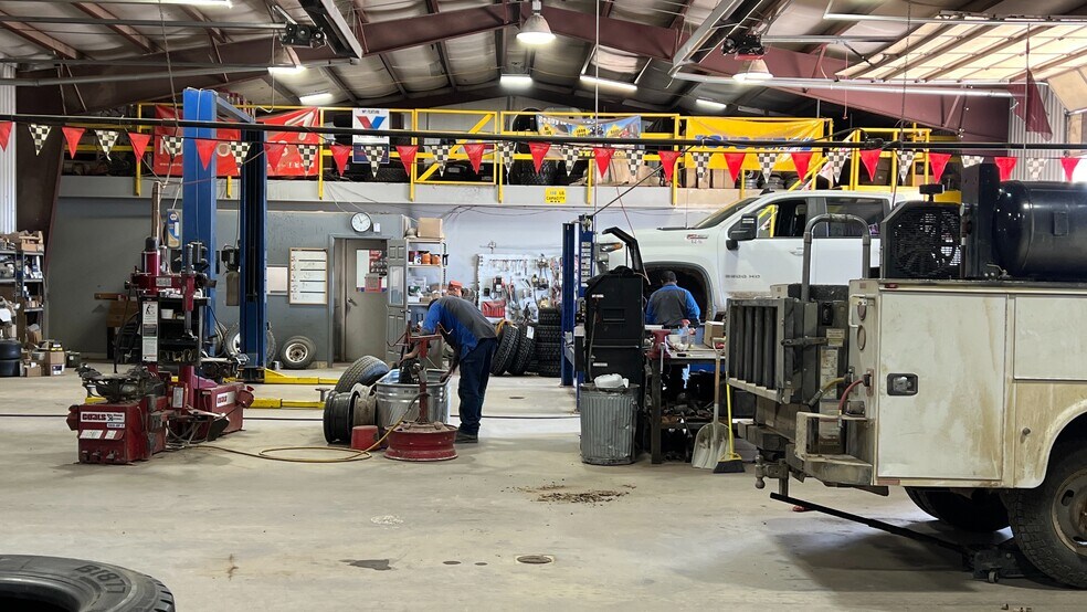 More Photos Of 1213 Elkhorn Dr, Wright Auto Repair For Sale