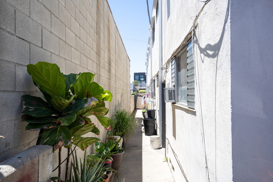 More Photos Of 710 N Hudson Ave, Los Angeles Multifamily For Sale