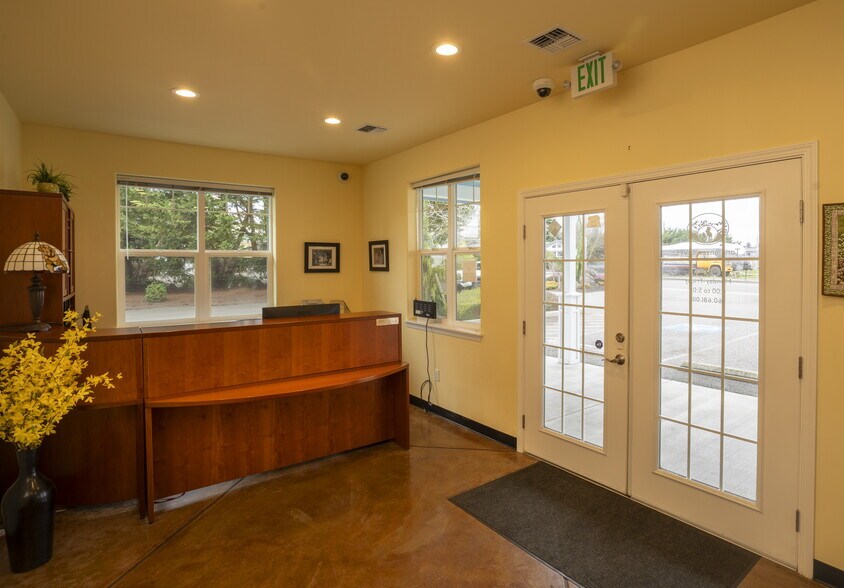More Photos Of 660 N 7th Ave, Sequim Veterinarian Kennel For Sale