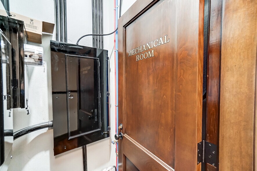 More Photos Of 9-11 N 3rd St, Newark Office For Lease