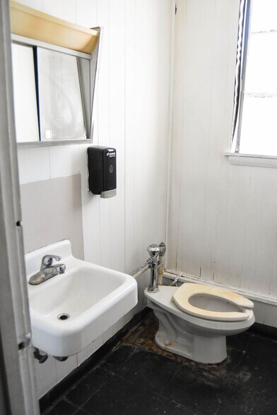 More Photos Of 19 Greenbrier Dear Rd, Anniston Distribution For Sale