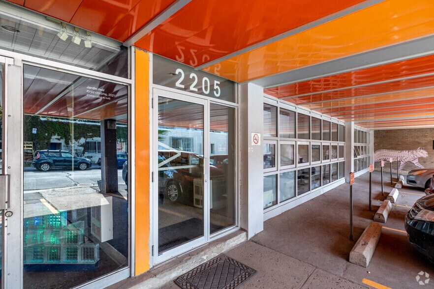 More Photos Of 2205 Rue Parthenais, Montréal Showroom For Lease