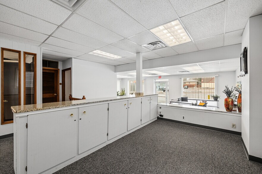 More Photos Of 813 E Lincolnway, Cheyenne Office For Sale