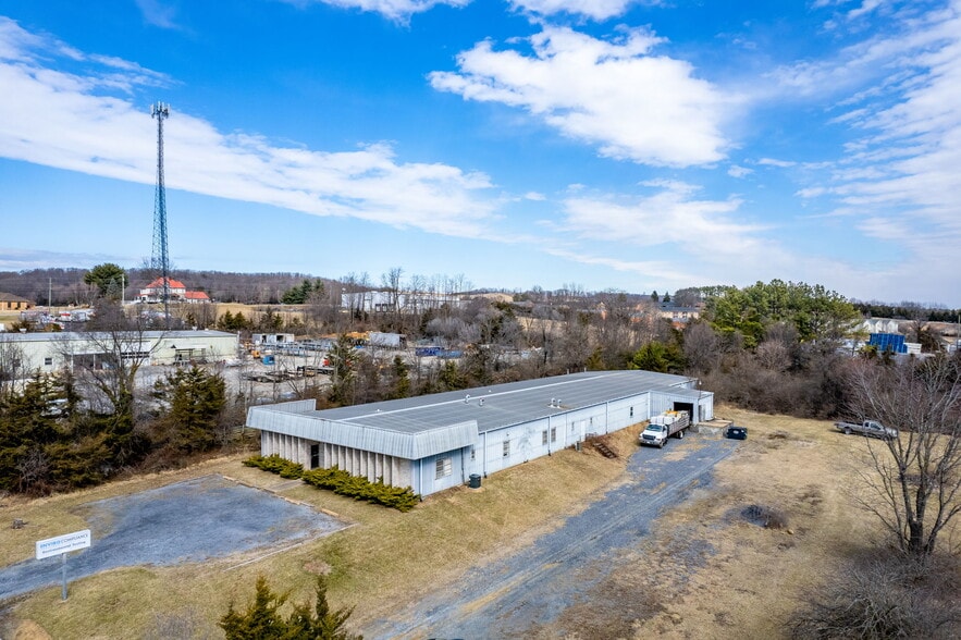 More Photos Of 52 Mid Valley, Verona Light Manufacturing For Sale