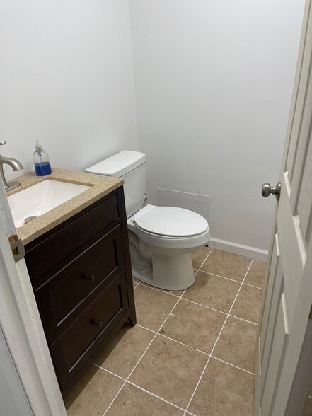 More Photos Of 130 Lenox Ave, Stamford Warehouse For Sale