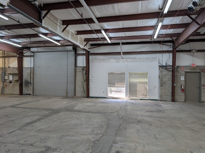 More Photos Of 1052-1060 Endeavor Ct, Nokomis Warehouse For Lease
