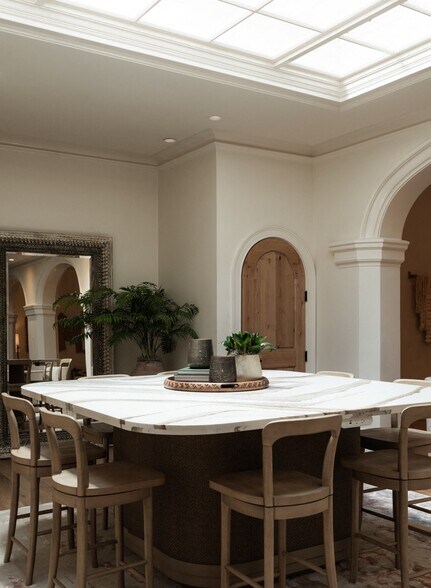 More Photos Of 527-537 State St, Santa Barbara Hotel For Lease