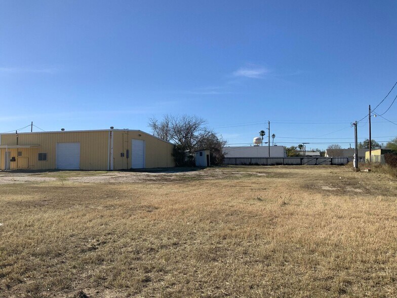 More Photos Of 504 N 2nd St, Carrizo Springs Warehouse For Sale