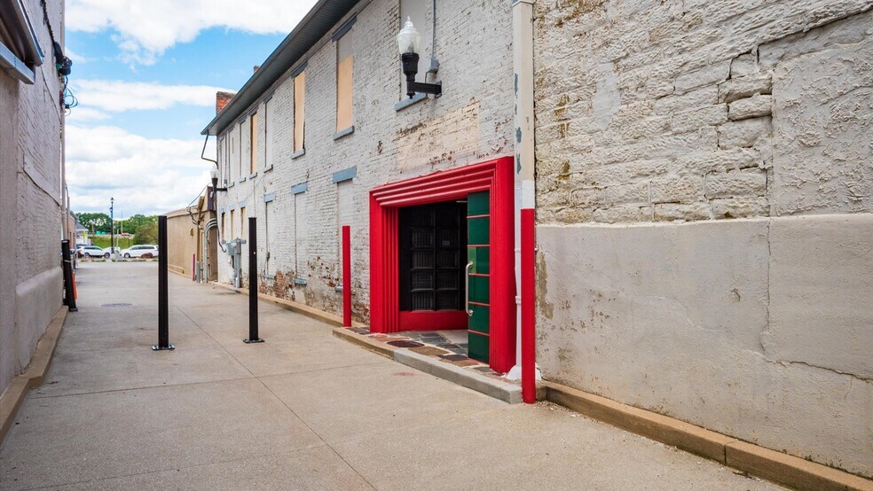 More Photos Of 22 N Park Pl, Newark Bar For Lease