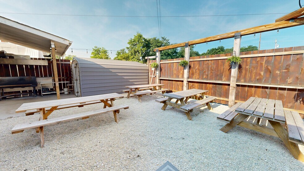 More Photos Of 46 S Leavitt Rd, Leavittsburg Bar For Sale
