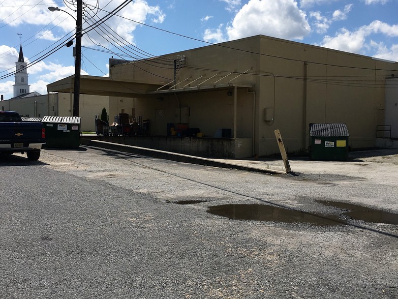 More Photos Of 110 5th St, Salem Freestanding For Lease