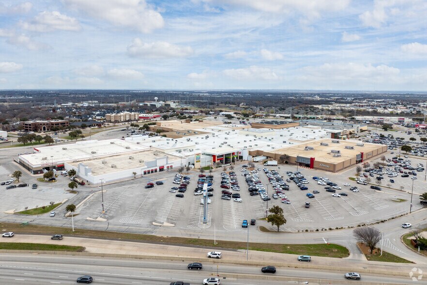 More Photos Of 2201 N Interstate 35 E, Denton Unknown For Lease