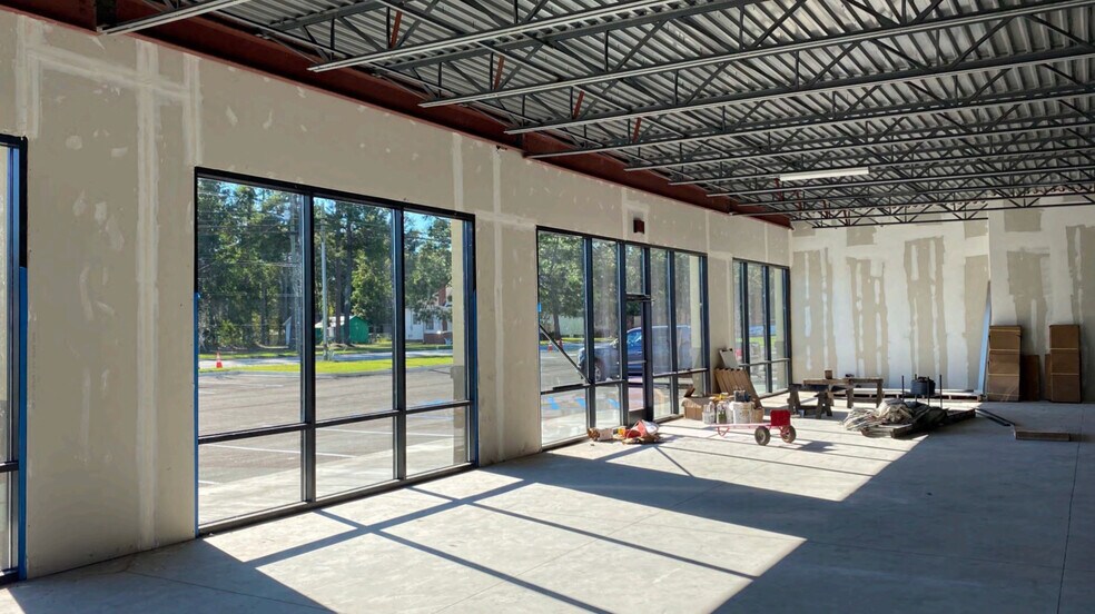 More Photos Of 1300 Elm St W, Hampton Restaurant For Lease