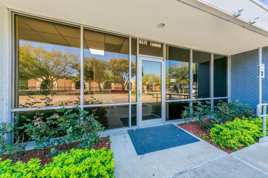 More Photos Of 8515 Fannin St, Houston Medical For Lease