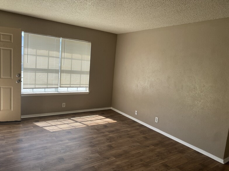 More Photos Of 1121 Jameson St, Weatherford Apartments For Sale