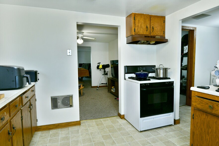 More Photos Of 12-14 N Main St, Hubbard Storefront Retail Residential For Sale