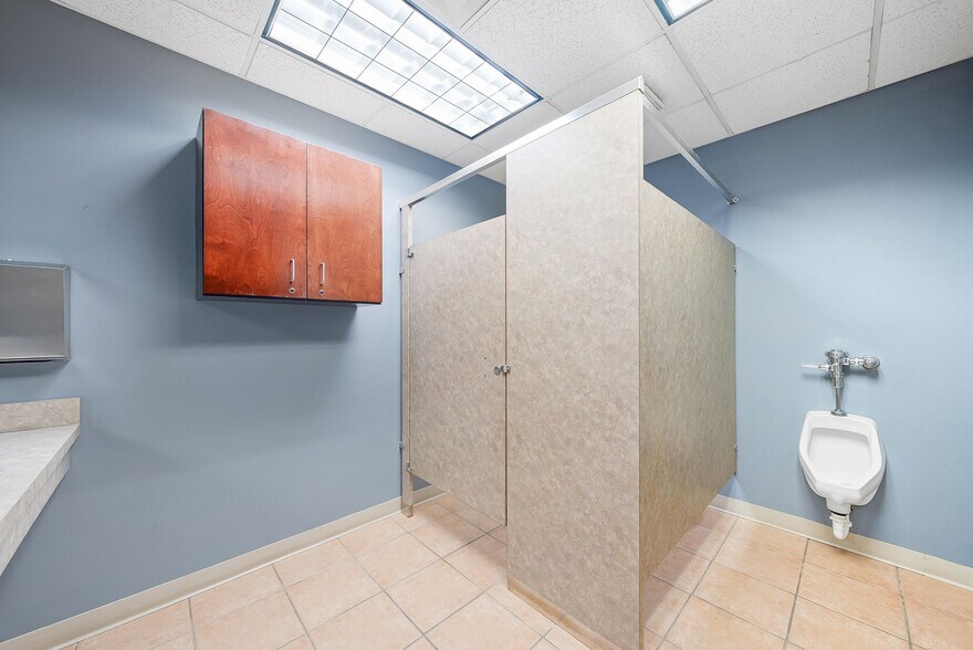 More Photos Of 112 Center Ct, Clarksville Office Residential For Sale